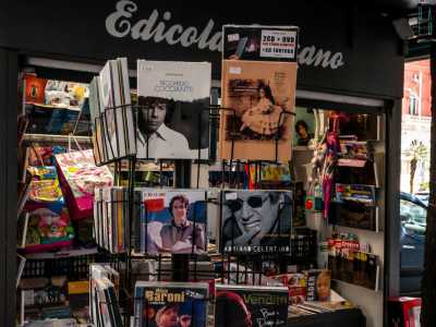 �Ho deciso di ampliare la mia offerta con lp e cd musicali � afferma �. D�altronde dall�inizio del nuovo millennio abbiamo registrato un calo drastico nelle vendite dei giornali. Le nuove generazioni non sono abituate a leggere: preferiscono smanettare sui cellulari�
